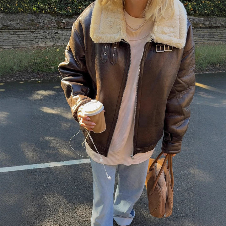 Damen Oversize Fliegerjacke aus Kunstleder mit Teddyfutter und breitem Schnitt Echoarchiv