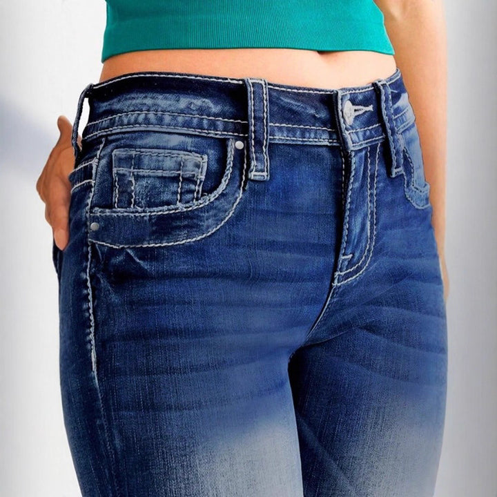 Damen kurz geschnittene Jeans mit Umschlag, mittelhoher Taille und Used‑Waschung Echo Archiv