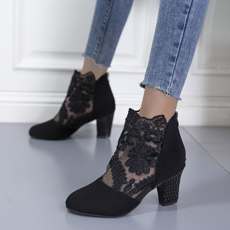 Damen Stiefelette mit transparentem Blumen-Spitzeinsatz und dekorativem Blockabsatz Echo Archiv