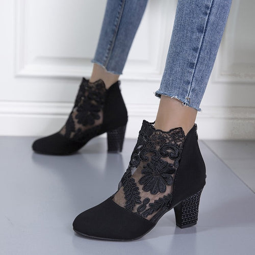Damen Stiefelette mit transparentem Blumen-Spitzeinsatz und dekorativem Blockabsatz Echo Archiv