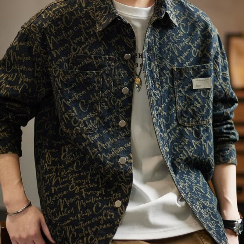 Herren Jeansjacke mit modernem Schriftmuster und praktischen Taschen Echoarchiv