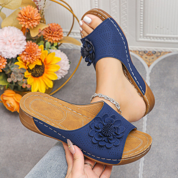 Damen Gepolsterte Peeptoe-Mule mit Blumenapplikation und ergonomischer Keilsohle Echo Archiv