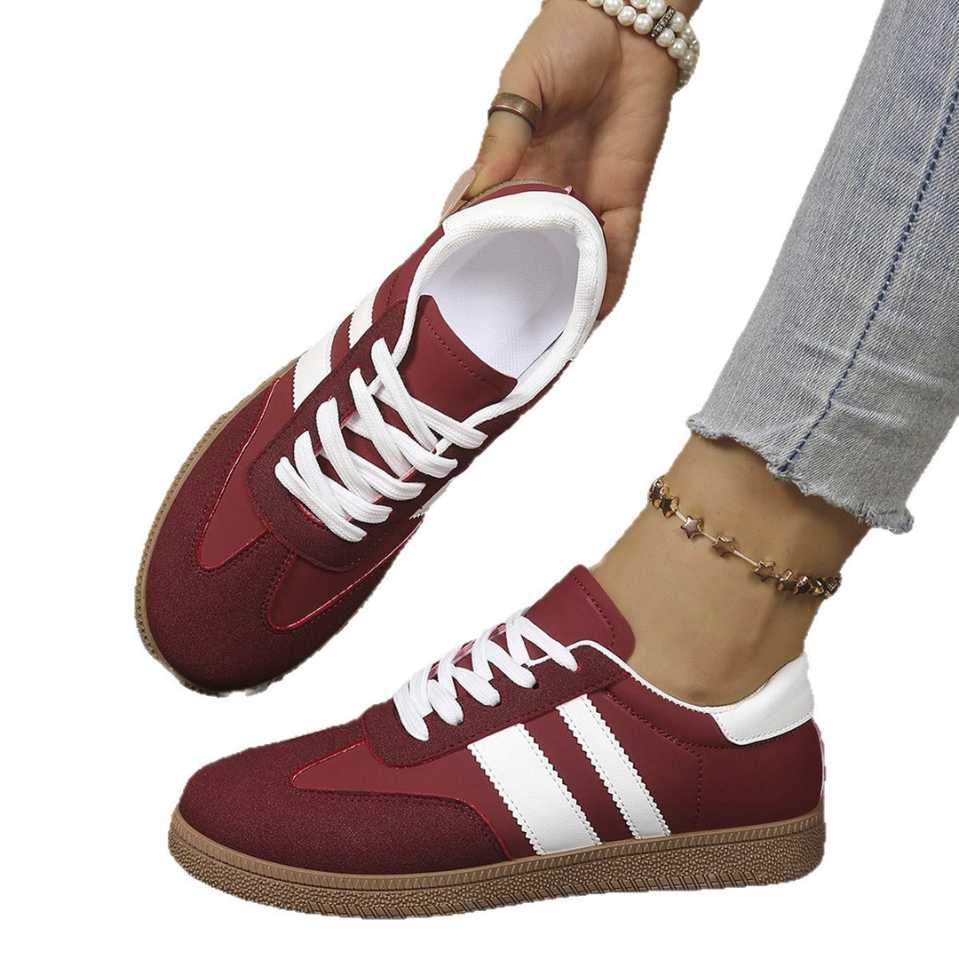 Damen Retro-Sneaker mit Wildleder-Optik, Gumsohle und kontrastierenden Streifen – Névara