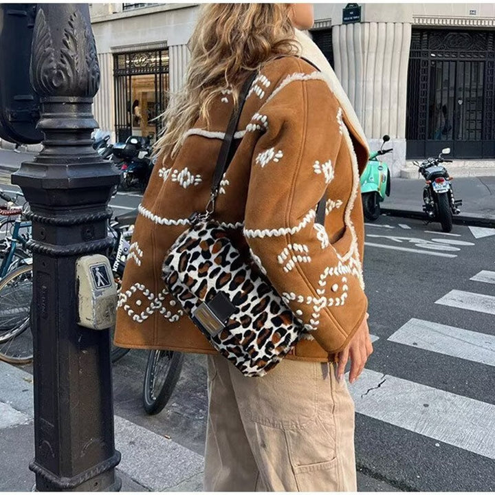 Damen Kurze Velourslederjacke mit Teddyfutter und Zierstickerei Echo Archiv