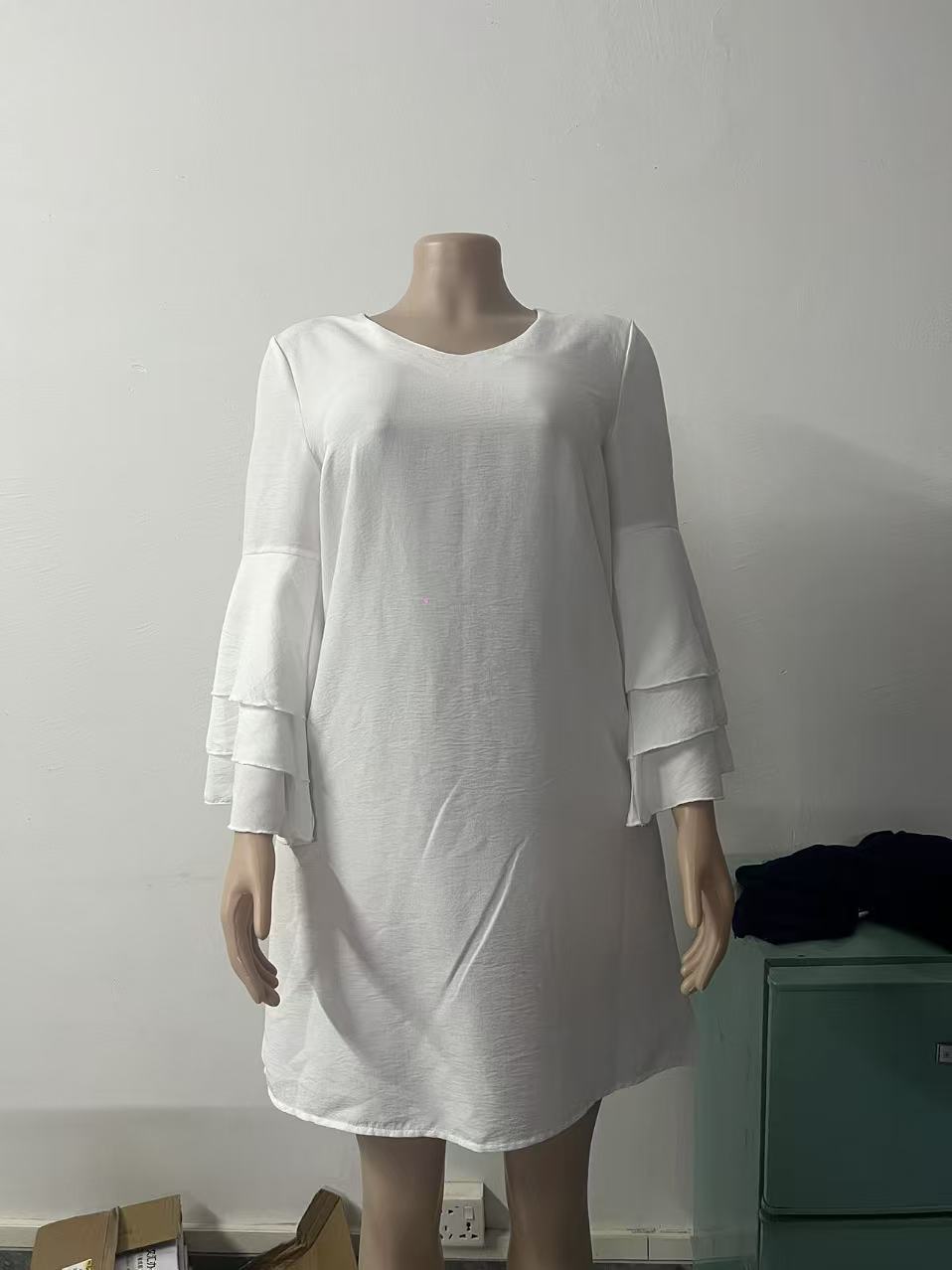 Damen Leinenoptik Minikleid mit V-Ausschnitt und voluminösen Stufenärmeln Echoarchiv