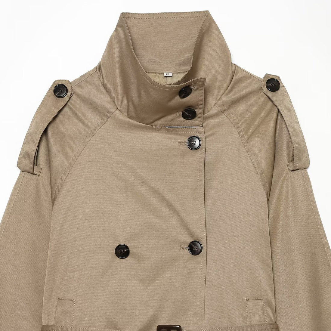Damen Kurze taillierte Trenchjacke im Cape‑Look mit hohem Funnelkragen und Schnallenmanschetten Echoarchiv