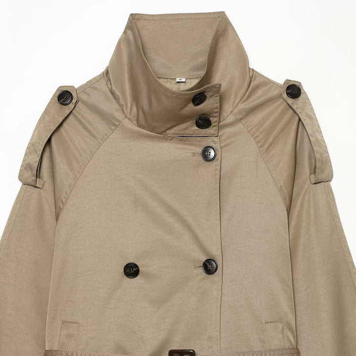 Damen Kurze taillierte Trenchjacke im Cape‑Look mit hohem Funnelkragen und Schnallenmanschetten Echoarchiv
