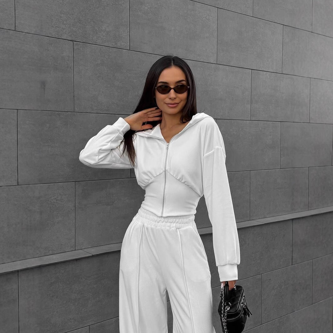 Damen kurzes Kapuzen-Cropped Zip-Sweatshirt mit tailliertem Brustsaum und weiter Velours-Loungehose mit elastischem Bund – Auréline