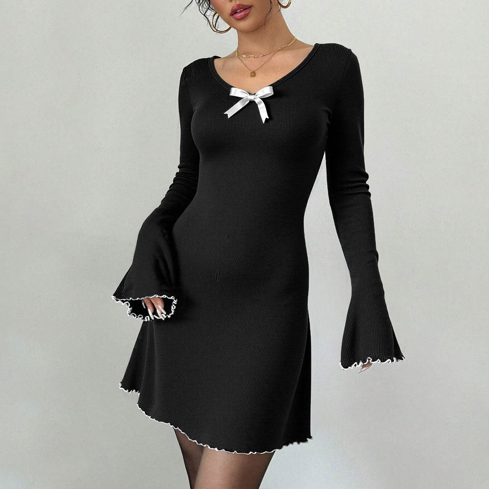 Damen geripptes Minikleid mit Trompetenärmeln, Zierschleife am Dekolleté und welligem Saum – Élara