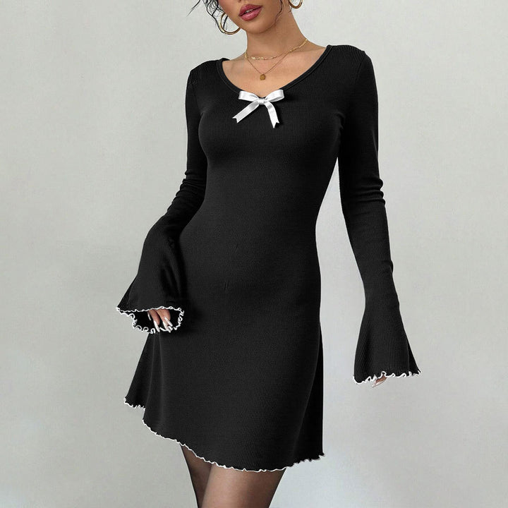 Damen geripptes Minikleid mit Trompetenärmeln, Zierschleife am Dekolleté und welligem Saum – Élara