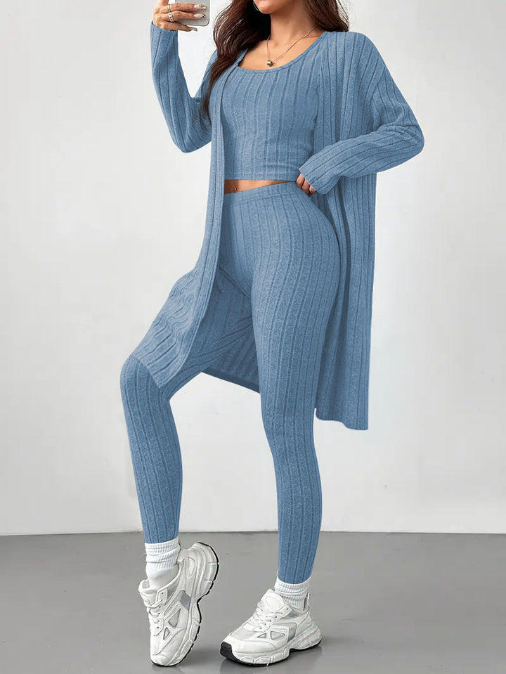 Damen Geripptes Feinstrick-Lounge-Set mit Longcardigan, kurzes Top und hochtaillierten Leggings – Élanora