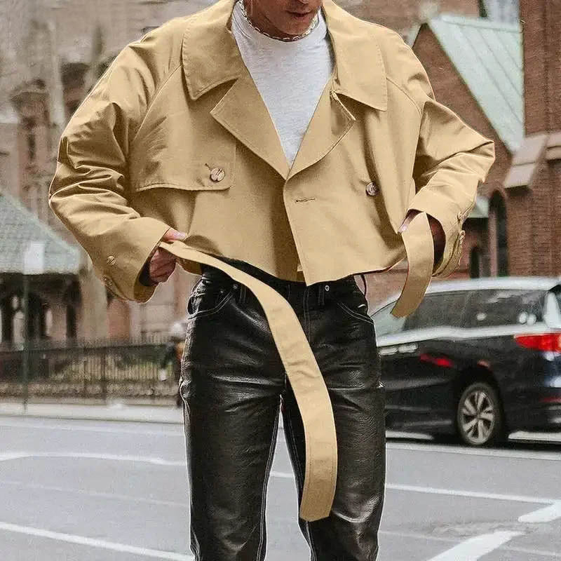 Damen Kurze Jacke mit doppelter Knopfleiste und bindbarem Saum Echoarchiv