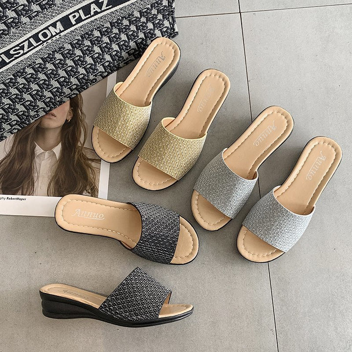 Damen nan Glitzerslipper mit breiter Riemenfront, offenem Zehenbereich, gepolstertem Komfortfußbett und leichtem Keilabsatz Echo Archiv