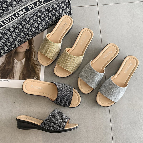 Damen nan Glitzerslipper mit breiter Riemenfront, offenem Zehenbereich, gepolstertem Komfortfußbett und leichtem Keilabsatz Echo Archiv