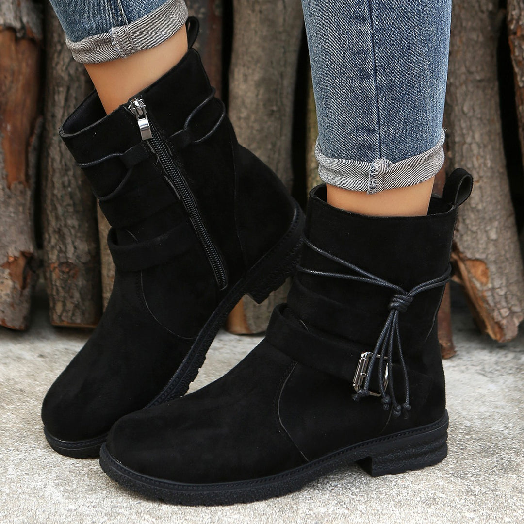Damen nan Kurzstiefelette aus Veloursoptik mit seitlichem Reißverschluss, dekorativem Wickelriemen und robust profilierter Sohle Echo Archiv