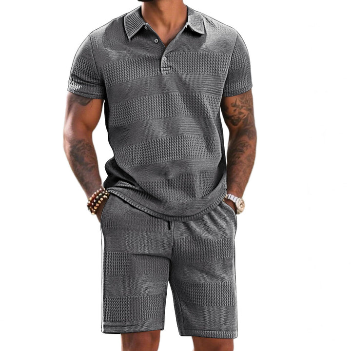 Herren Freizeitanzug mit strukturiertem Poloshirt und kurzen Hosen Echoarchiv