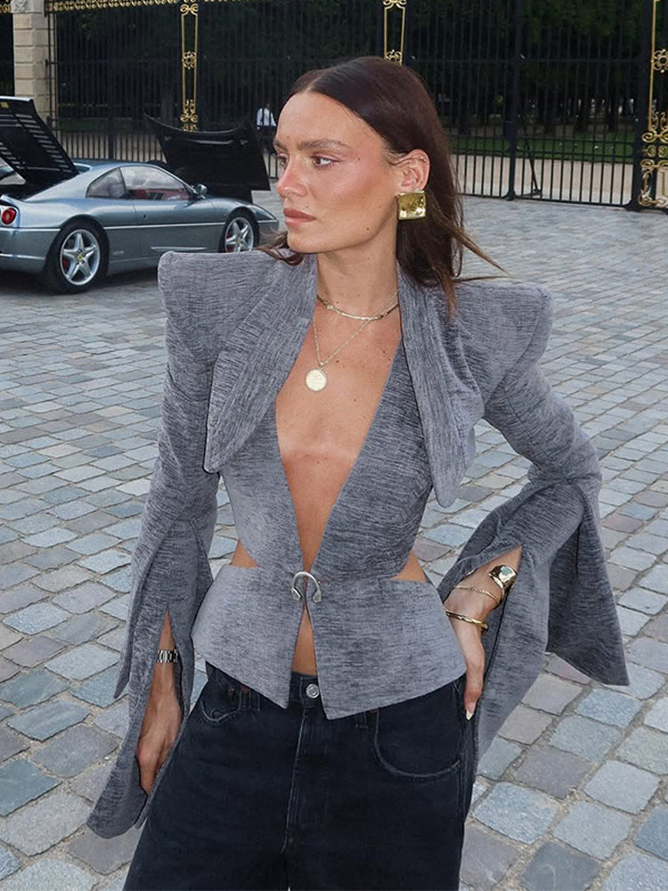 Damen Skulpturaler Peplum-Blazer mit tiefem V‑Ausschnitt, Cut-Outs und dramatischen Ärmelschlitzen Echoarchiv