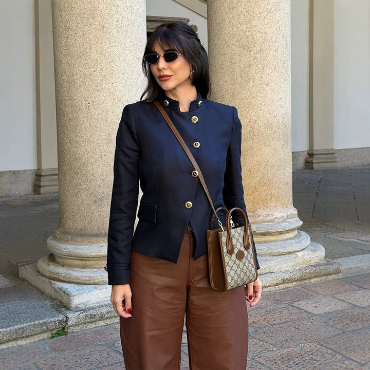 Damen Taillierter Blazer mit Stehkragen und goldenen Zierknöpfen Echoarchiv