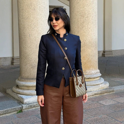 Damen Taillierter Blazer mit Stehkragen und goldenen Zierknöpfen Echoarchiv