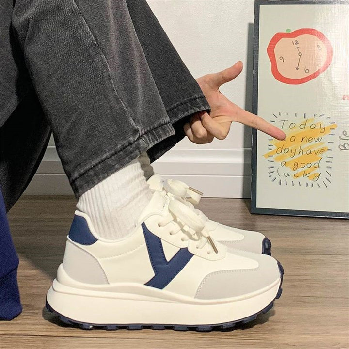 Damen Plateau-Sneaker mit kontrastierendem V-Design, dicker Profilsohle und gepolstertem Komfortkragen – Névara