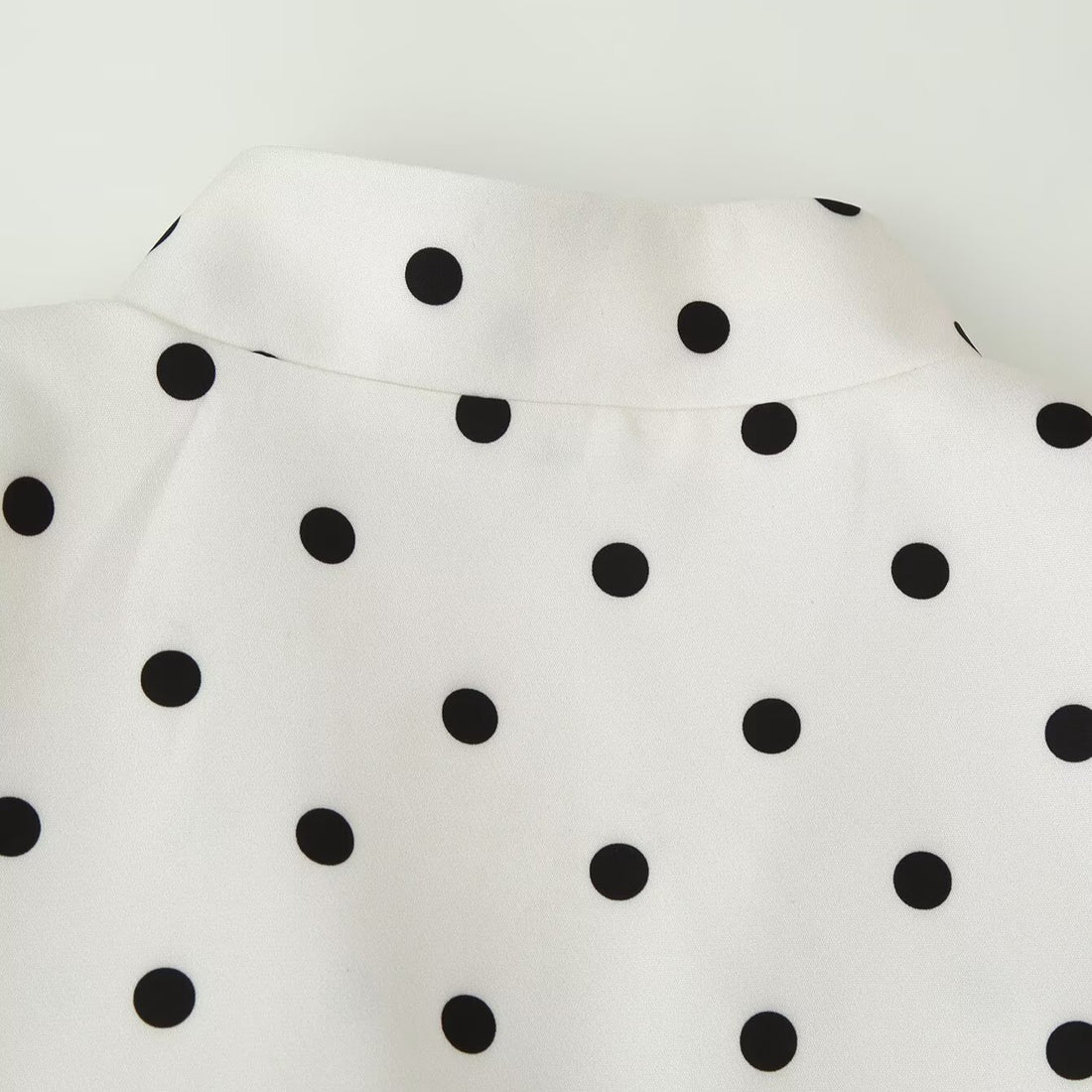 Damen Gepunktete Bluse mit Stehkragen, Puffärmeln und Peplum-Saum Echoarchiv