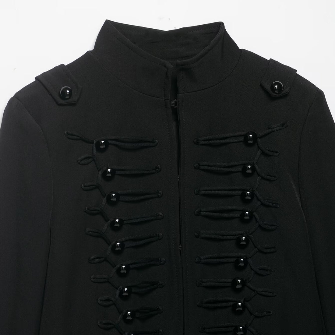 Damen Cropped Militärblazer mit Stehkragen und dekorativen Froschverschlüssen Echo Archiv