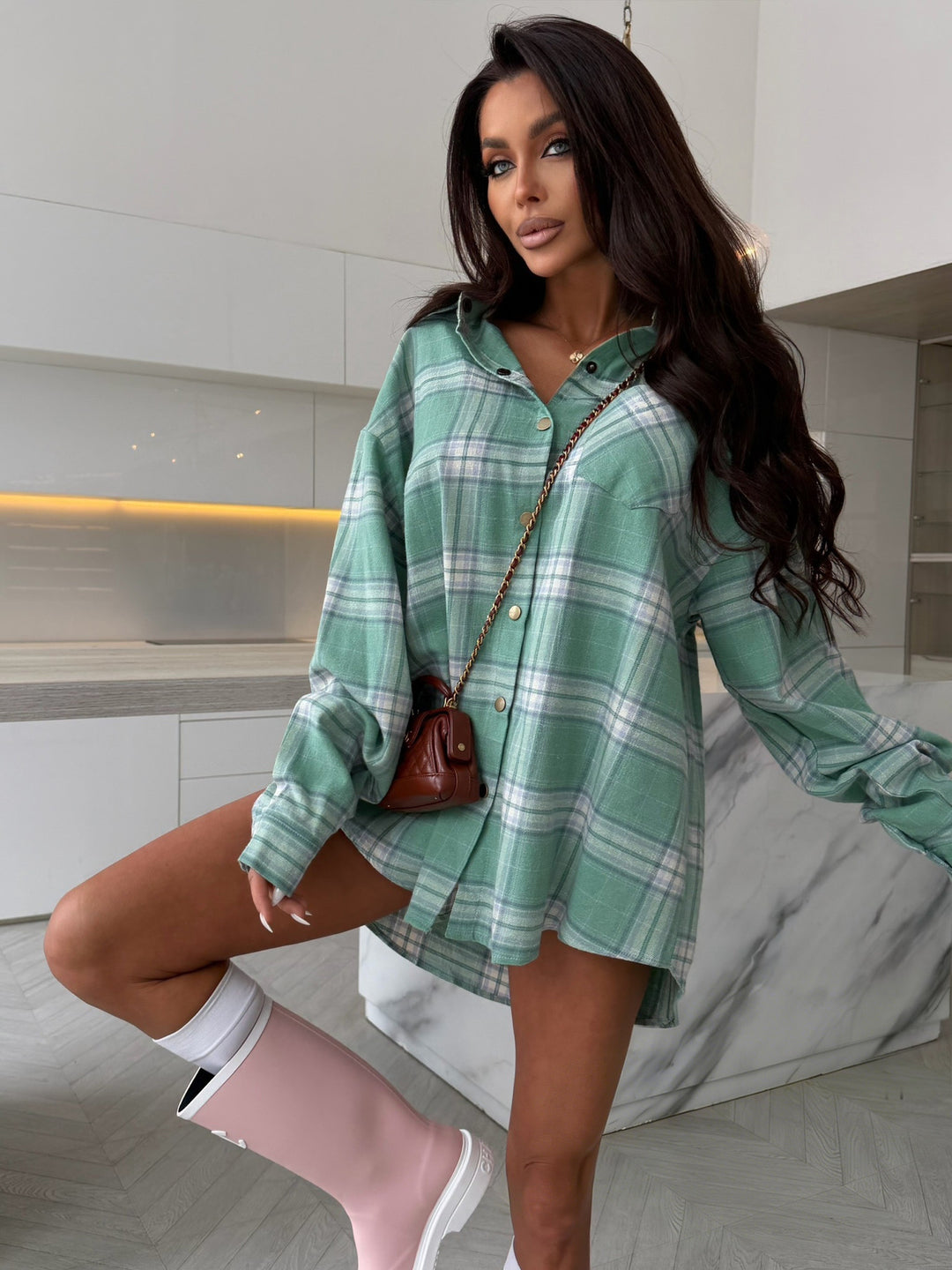 Damen übergroßes Karo-Hemdkleid mit Knopfleiste, Brusttaschen und verlängertem Rückensaum – Maréline