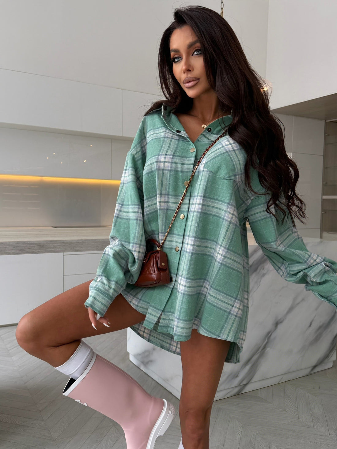 Damen übergroßes Karo-Hemdkleid mit Knopfleiste, Brusttaschen und verlängertem Rückensaum – Maréline