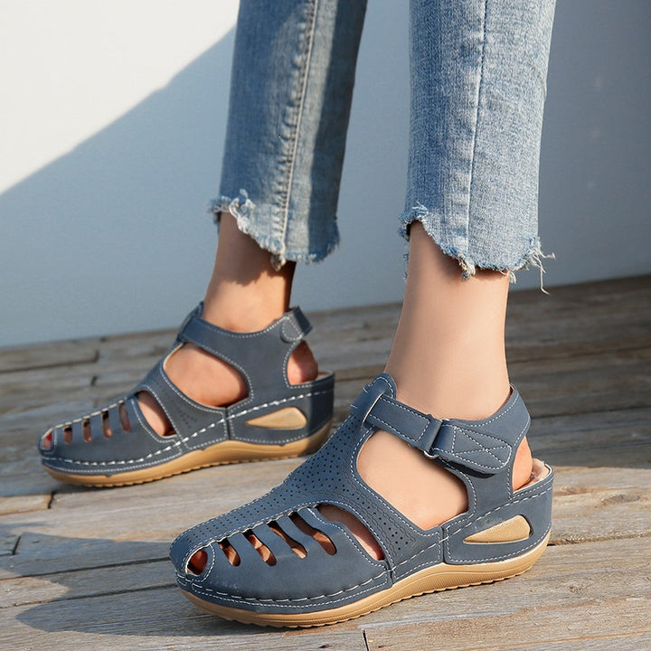 Damen Bequeme orthopädische Sandalette mit geschlossener Zehenpartie und verstellbarem Klettverschluss – Sorelia