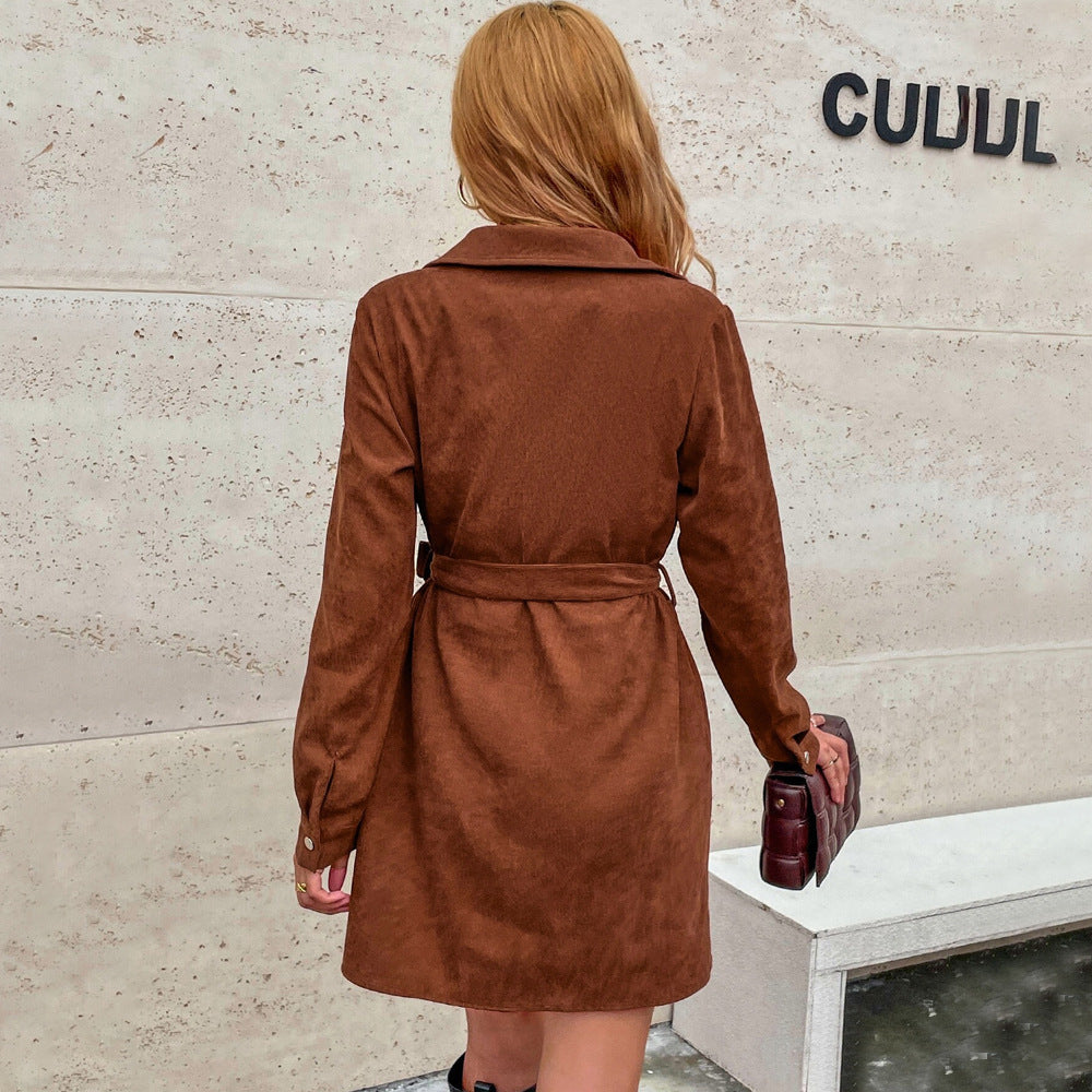 Damen kurzes Hemdkleid aus Velourslederimitat mit Taillengürtel und Druckknopf-Leiste – Élara