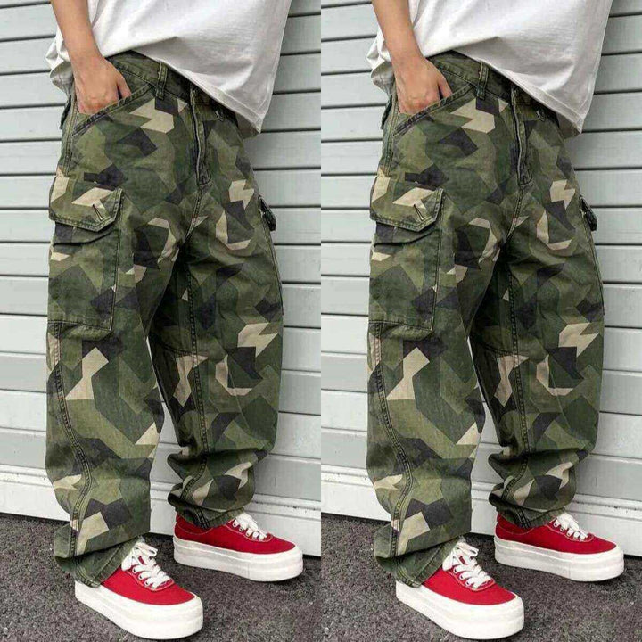 Herren Cargo-Hose mit modernem Camouflage-Design Echoarchiv