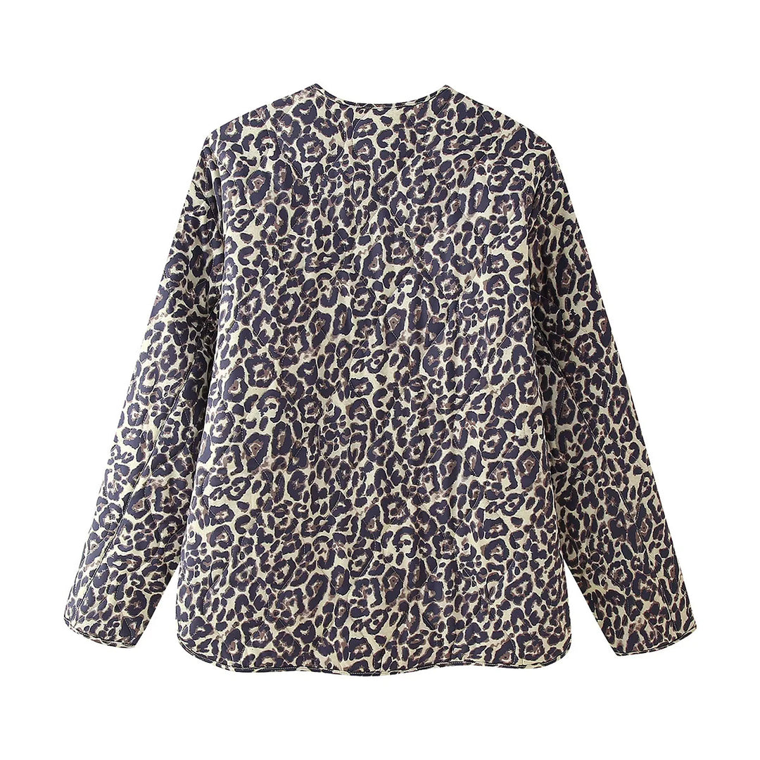 Damen gesteppte Oversize-Steppjacke mit Leo‑Alloverprint, durchgehendem Reißverschluss und aufgesetzten Taschen – Célinea