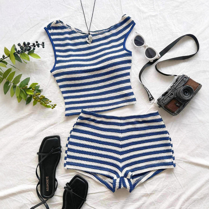 Damen Strand-Outfit mit gestreiftem Crop-Top und Shorts Echo Archiv