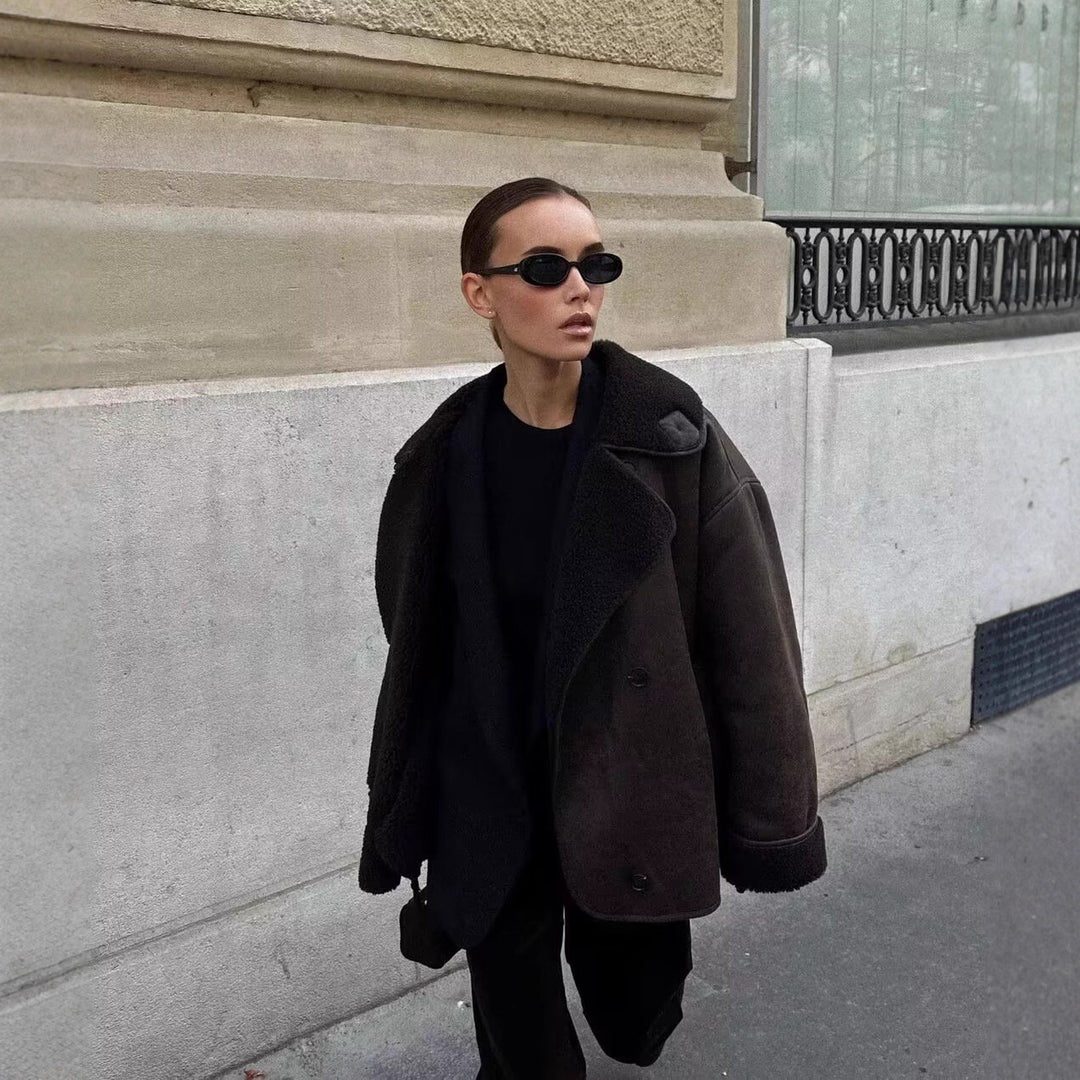 Damen Kastenförmige Kurzjacke aus Velourslederimitat mit Teddykragen und verdeckter Knopfleiste Echo Archiv