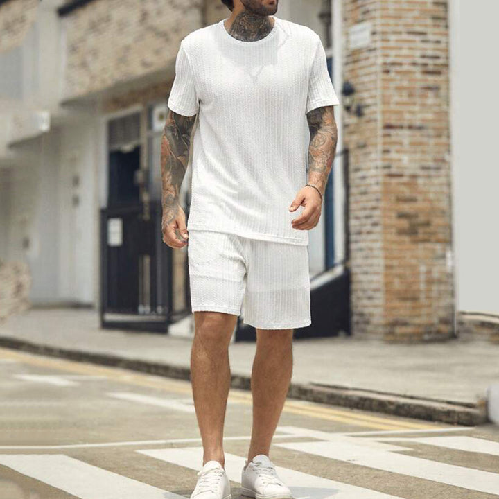 Herren Sommerliches Freizeit-Set mit strukturiertem T-Shirt und Shorts Echoarchiv