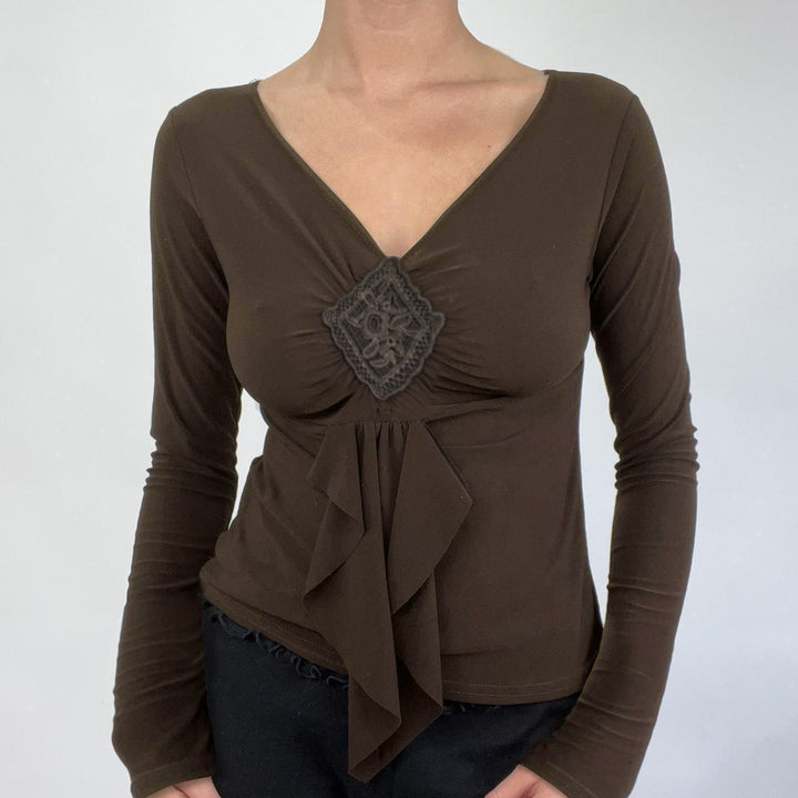 Damen Figurbetontes V‑Neck Langarm-Top mit dekorativer Häkelapplikation und Wasserfallzipfel – Orélia