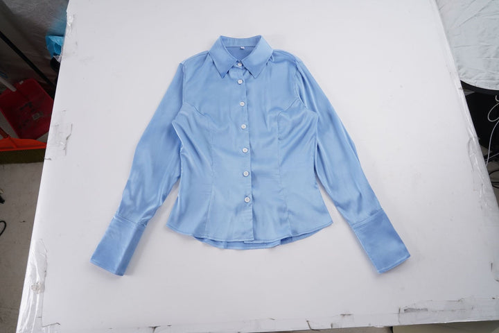 Damen Taillierte Satin-Bluse mit Hemdkragen, figurnahen Abnähern und langen Manschetten Echo Archiv