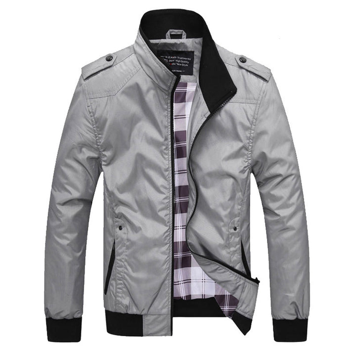 Herren Urbaner Zip‑Blouson mit Stehkragen, Reißverschlusstaschen und kariertem Innenfutter Echo Archiv