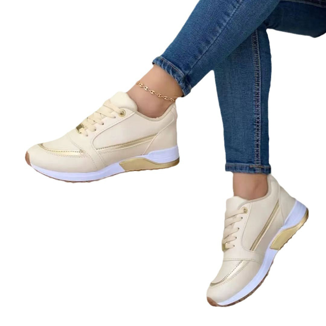Damen Keilabsatz-Sneaker mit Goldakzenten und gepolsterter Laufsohle – Névara