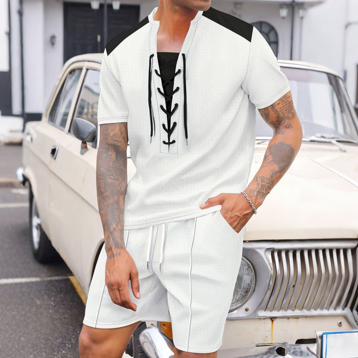 Herren Sportliches Oberteil mit Schnürung und Shorts Echoarchiv