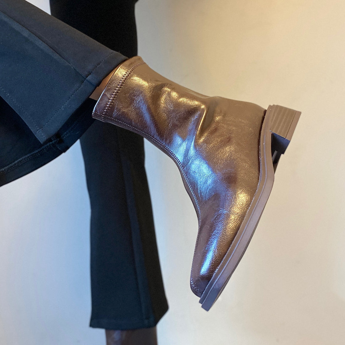 Damen Stiefelette im Reitstiefel‑Look aus softem Glattleder mit quadratischer Kappnaht und gestapeltem Blockabsatz Echo Archiv