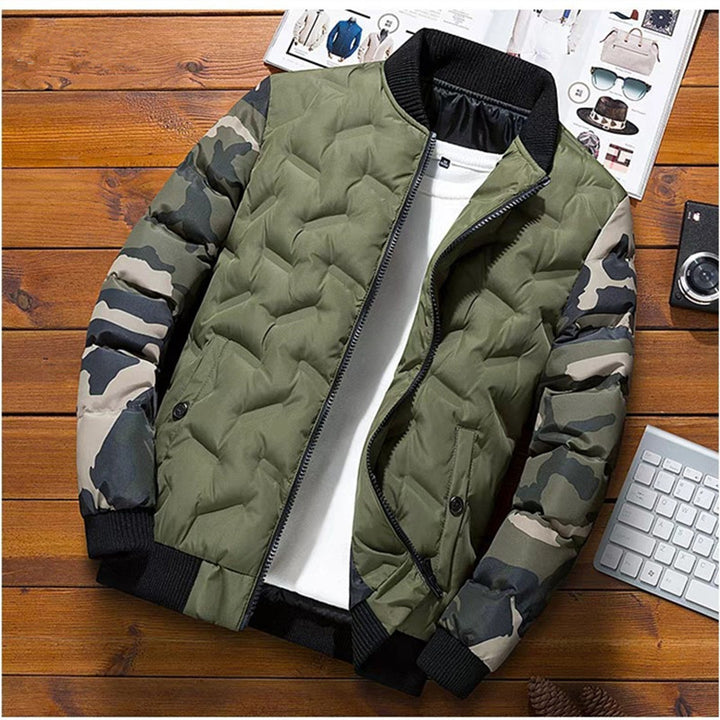 Herren Gepolsterte Bomberjacke im Camouflage‑Mix mit wattierter Steppfront und Rippbündchen – Brevano