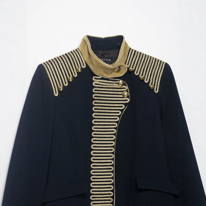 Damen Cropped Militärjacke im Parade‑Look mit goldener Kordelverzierung und Samtmanschetten Echo Archiv