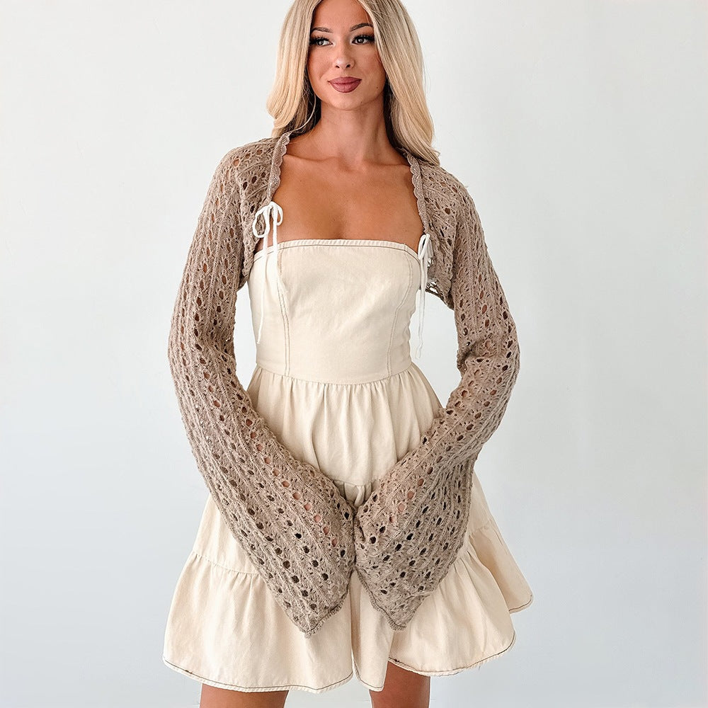 Damen Kurzer Häkel-Bolero mit Ajourmuster, Bindeband und Trompetärmeln – Célinea