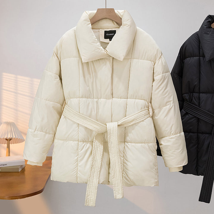 Damen Gekachelte Pufferjacke mit Taillengürtel und breitem Stehkragen Echo Archiv
