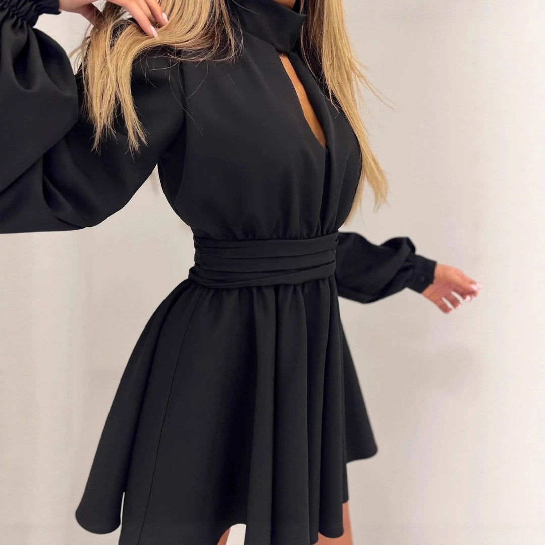 Damen Elegantes Kurzkleid mit Stehkragen, Cut-Out, weitem Glockenrock und Taillenschärpe Echoarchiv
