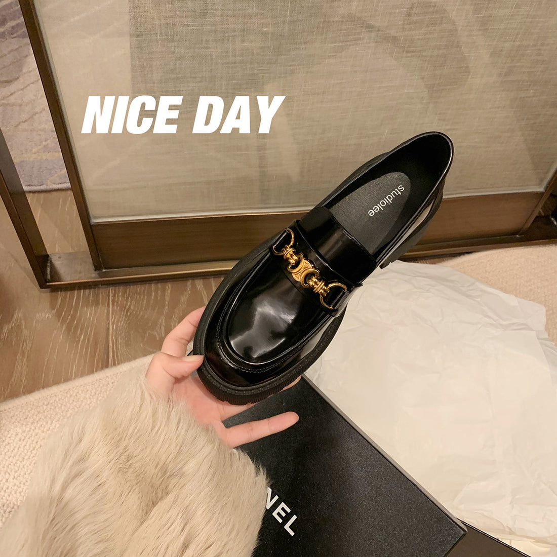 Damen Chunky‑Loafer aus Glattleder mit profilierter Lug‑Sohle und goldener Kettenapplikation Echo Archiv