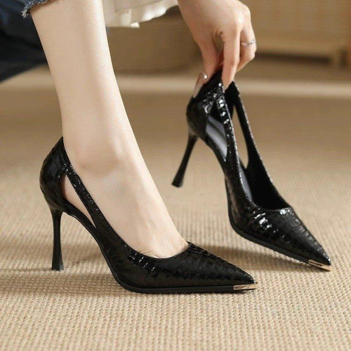Damen Seitlich ausgeschnittene Lackpumps mit Krokoprägung und Metallkappe – Lioré