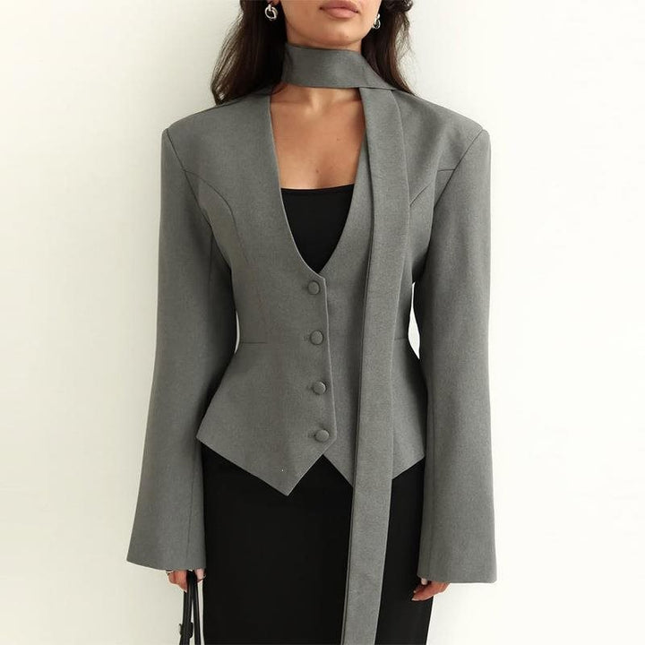 Damen Taillierter Blazer mit Bindeschal und figurbetonter Weste Echo Archiv