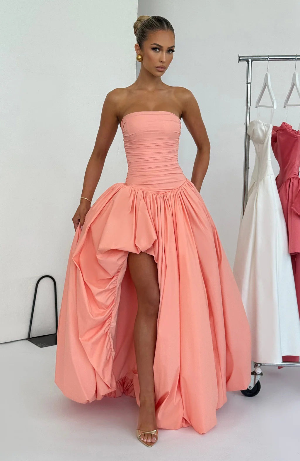Damen Strapless Ballkleid mit hohem Schlitz und fließendem Rock Echo Archiv